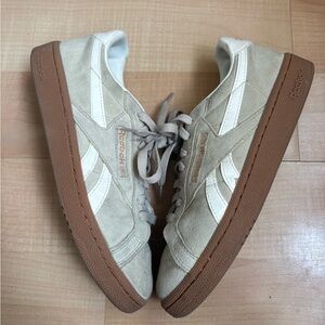 Reebok Sneakers in Classic Beige
